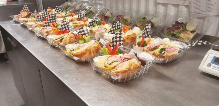 Nous préparons et vendons des boîtes à lunch.