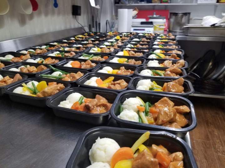 Nous vendons et préparons des plats cuisinés.